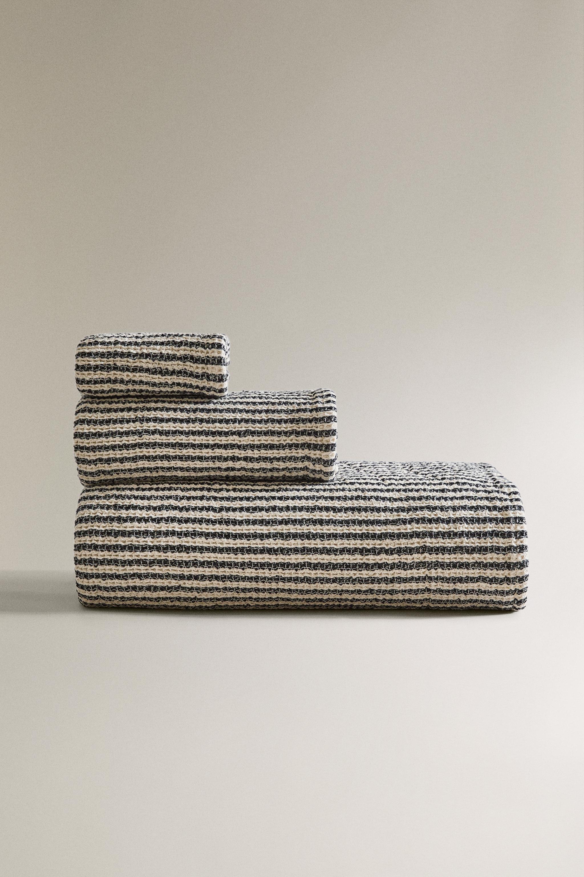 COLORED WAFFLE BATH TOWEL